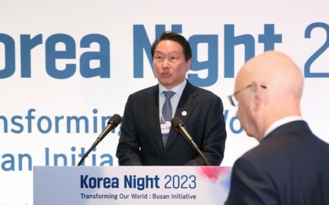 최태원 대한상공회의소 회장이 지난달 18일(현지시간) 다보스 한 호텔에서 열린 한국의 밤 행사에서 개회사하고 있다. 사진=뉴시스