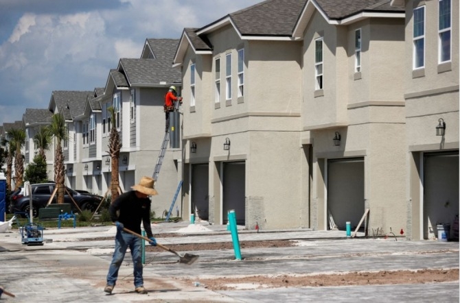 미국 플로리다주 탬파에서 목수들이 새 타운하우스를 짓고 있다. 사진=로이터