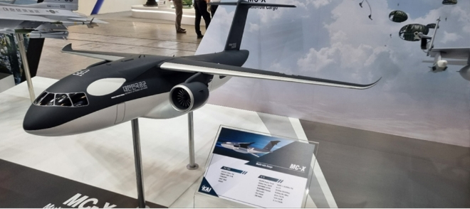 지난해 9월 21일부터 25일까지 일산 킨텍스에서 열린 ‘2022 대한민국 방위산업전(DX Korea)’ 전시장 내에 마련된 한국항공우주산업(KAI) 부스에 한국형 다목적수송기 모형이 전시돼 있다. 사진=KAI