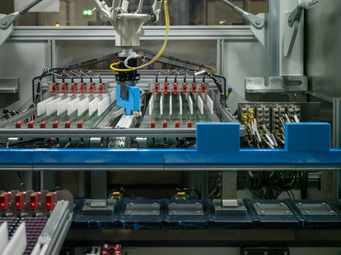 BMW 독일 라이프치히 공장 배터리 모듈 생산을 위한 셀 코팅 라인 사진=BMW코리아