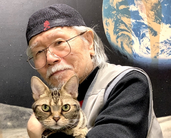 고(故) 마츠모토 레이지 작가가 생전 자신의 애묘 '미 군'과 함께한 모습 사진=마츠모토 레이지 공식 트위터