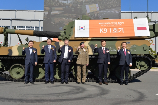한화디펜스는 지난해 10월 19일 창원공장에서 생산해 폴란드로 출하되는 K9자주포 1호기의 장비 서명식을 진행했다. 왼쪽부터 박완수 경남도지사, 곽종우 한화디펜스 부사장, 피오트르 오스타셰프스키 주한 폴란드 대사, 마치에이 야브원스키 폴란드 육군사령관, 엄동환 방위사업청장, 홍남표 창원시장. 사진=한화디펜스