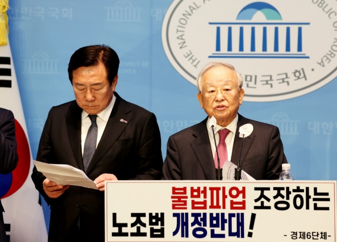 손경식 한국경영자총협회 회장(오른쪽)이 20일 국회 소통관에서 노조법 개정 논의 중단을 촉구하는 긴급기자회견을 하고 있다. 사진=한국경영자총협회