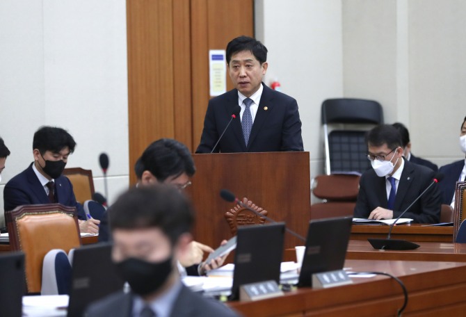 김주현 금융위원장이 21일 오전 서울 여의도 국회에서 열린 정무위원회 전체회의에서 법안 제안설명을 하고 있다. 사진=뉴시스