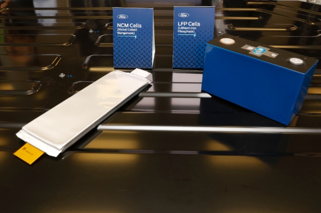 미국 완성차 업체 포드가 SK온과 생산하는 NCM(니켈 코발트 망간) 삼원계 배터리(왼쪽)와 중국 CATL과 생산할 리튬인산철(LFP) 배터리. 사진=포드자동차
