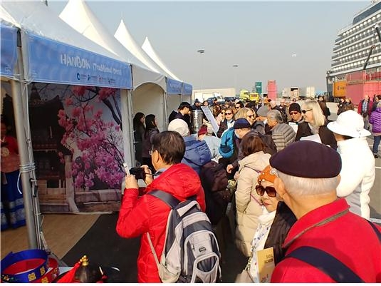 2019년 2월27일 홀랜드아메리카 웨스테르담호 입항 행사. 사진=인천시