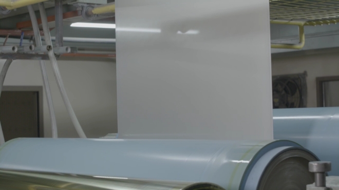 포스코스틸리온 포항공장에서 컬러강판을 생산하고 있다. 포스코스틸리온은 옥수수 속대에서 추출한 바이오매스 도료를 적용한 바이오매스 컬러강판을 개발했으며, 국내 최초로 미국 인증 기관 UL의 시험을 통과해 친환경 제품으로 인정받았다. 사진=포스코스틸리온