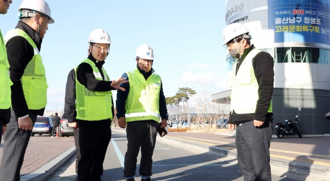 지난 21일 동해선 태화강역 지반 보강공사 현장 점검에 나선 김한영(가운데) 국가철도공단 이사장.
