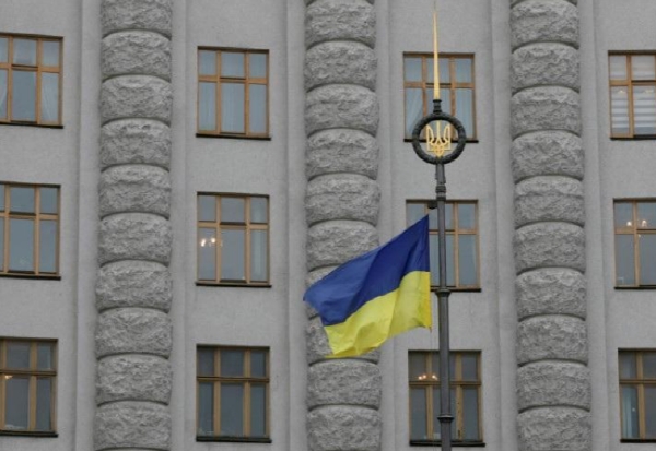 우크라이나 수도 키이우의 정부청사앞에 게양된 우크라이나 국기. 사진=로이터