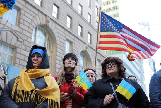 24일(현지 시각) 미국 뉴욕주 뉴욕시에서 러시아의 우크라이나 침공 1주년을 기념하기 위해 볼링 그린에서 열린 우크라이나 국기 게양식에 시민들이 참여하고 있다. 사진=로이터