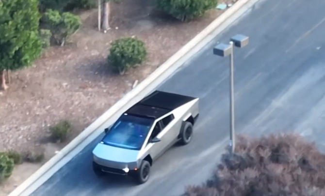 검은색으로 처리된 토노 커버가 달린 사이버트럭 시제품이 최근 미국에서 카메라에 잡혔다. 사진=트위터
