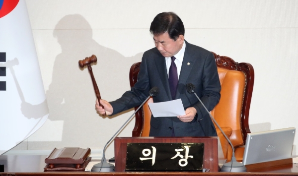 김진표 국회의장이 27일 여의도 국회 본회의에서 의사봉을 두드리고 있다. 사진=뉴시스