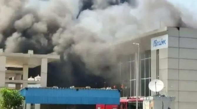 지난 27일 1시 15분 (현지시간) 인도 폭스링크 공장에서 화재가 발생했다. 사진=시나닷컴