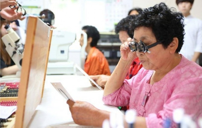 농촌 재능나눔 활동 지원사업에 참여한 단체가 주민의 안경 맞춤을 위한 시력검사를 하고 있다. 