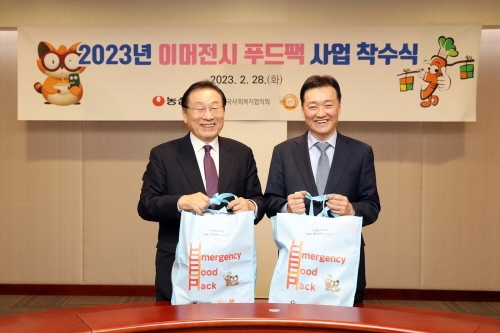 28일 서울 동작구 소재 농심 본사에서 2023년 이머전시 푸드팩 사업 착수식이 열렸다. (사진 오른쪽부터) 이병학 농심 대표, 김성이 한국사회복지협의회 회장. 사진=농심.