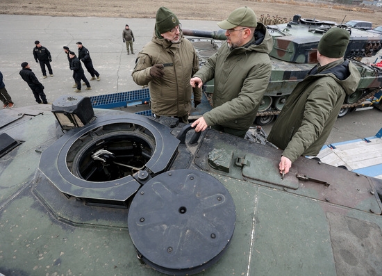 데니스 슈미할 우크라이나 총리와 올렉시 레즈니코우 국방장관이 지난달 24일 우크라이나의 비공개 장소에서 폴란드에서 인도된 첫 번째 레오파트 2 탱크에 올라 있다. 사진=로이터