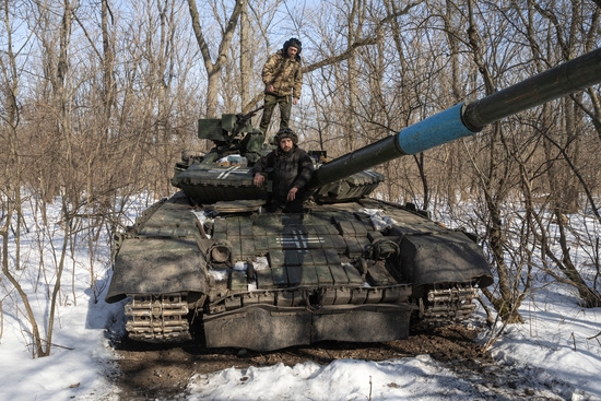 우크라이나 도네츠크 지역 바흐무트 최전선 마을 근처에서 우크라이나에 대한 러시아의 공격이 계속됨에 따라 제17독립전차여단의 우크라이나 군인들이 T-64 전차 위에 있는 모습. 사진=로이터