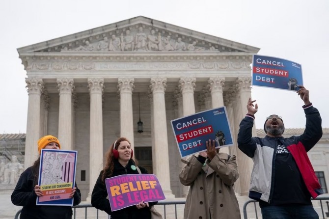 미국 대법원 앞 대학 학자금 융자 빚 탕감 요구  시위. 사진=로이터