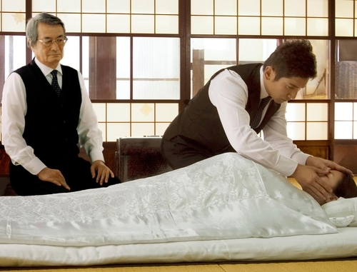 죽음이라는 이별을 다시 생각해보게 하는 일본 영화 '굿바이'.