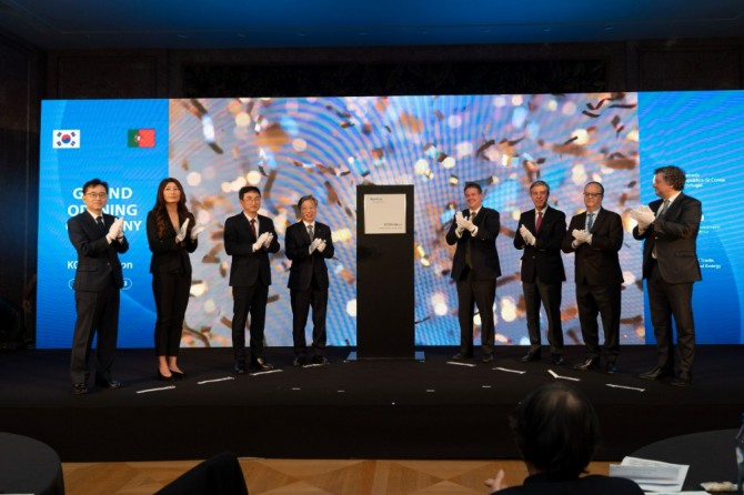 KOTRA 리스본무역관 현판 제막을 축하하고 있다. 제막식 인사는 왼쪽부터 김현철 KOTRA 유럽지역본부장, 정현정 포르투갈한인회장, 조영무 주포르투갈대한민국대사, 유정열 KOTRA사장, 루이스 엔히크스(Luis Henriques) 포르투갈 무역투자진흥공사 사장, 후이 비냐스(Rui Vinhas) 포르투갈 외교부 차관보, 비탈리노 카나스(Vitalino Canas) 명예영사, 후이 페헤이라(Rui Ferreira) 포르투갈벤처스 회장. 