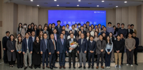 2일 서울 방배동 제약회관 4층 강당에서 개최한 취임식에서 노연홍 제22대 한국제약바이오협회장(가운데)을 비롯한 협회 임직원들이 포즈를 취하고 있다. 사진=한국제약바이오협회