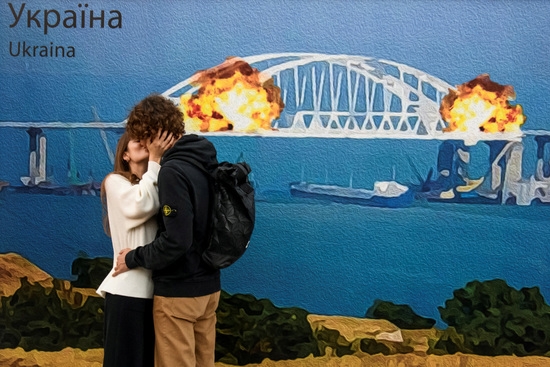 우크라이나 수도 키이우에서 불타고 있는 케르치 다리를 묘사한 작품 앞에서 키스하는 커플. 사진=로이터