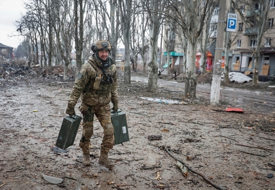 우크라이나 최전선 도시 바흐무트에서 무기를 운반하는 우크라이나 군인. 사진=로이터