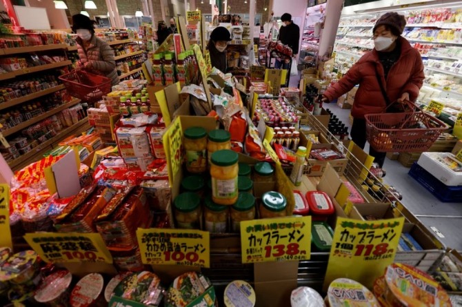 일본 도쿄의 한 마트에서 장을 보고 있는 소비자. 사진=로이터