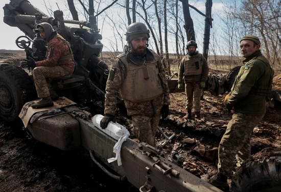 지난 2일(현지 시각) 우크라이군이 자포리자 지역에서 러시아의 공격이 계속되자 견인된 곡사포 FH-70 발사 준비를 하고 있다. 사진=로이터
