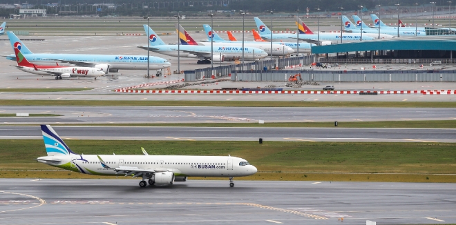 지난해 6월27일 오후 인천국제공항 전망대에서 바라본 계류장에 항공기들이 줄지어 서 있다. 사진=뉴시스