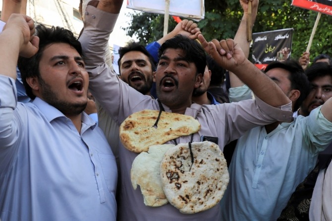 디폴트 위기를 겪고 있는 파키스탄이 빚 상환 연기로 한숨을 돌리게 됐다. 사진=로이터