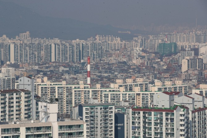 5일 오전 서울 강북구 북서울꿈의숲 전망대에서 바라본 강북지역 아파트단지 모습. 사진=뉴시스