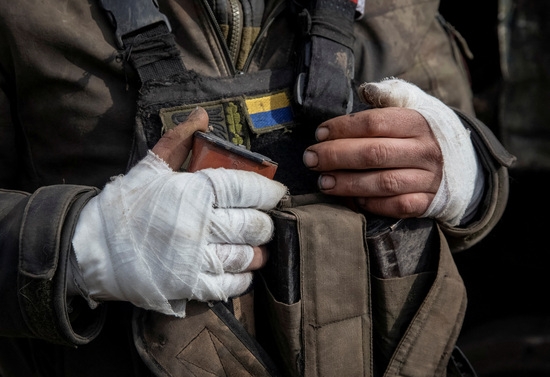 지난 3일(현지 시각) 우크라이나 전쟁 최대 격전지 바흐무트 에서 부상당한 우크라이나 군인이 보이고 있다. 사진=로이터