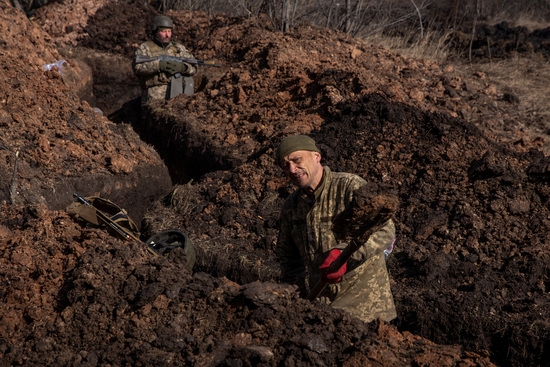 우크라이나 최대 격전지 바흐무트 외곽에서 참호를 파는 우크라이나 군인. 사진=로이터