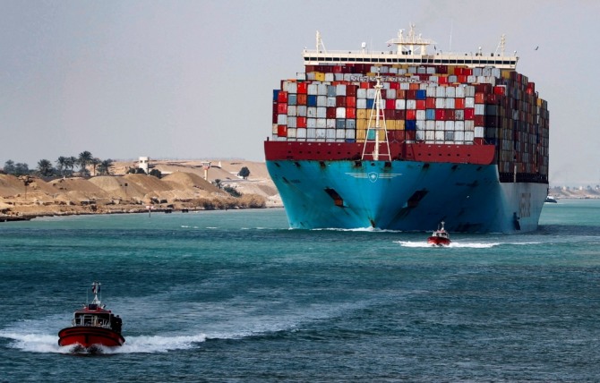 이집트 수에즈 운하는 좌초된 선박을 예인한 후 다시 선박 운항을 재개했다고 밝혔다. 사진=로이터