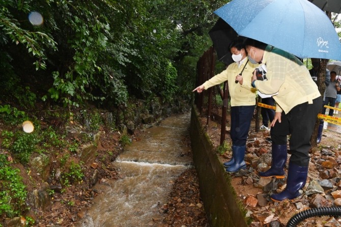 조용익 부천시장이 관계자들과 함께 수해 대비 현장 점검을 하고 있다 사진은 지난해 여름 우기시 부천시 외곽지역을 순회 점검하고 있다.(사진=부천시)