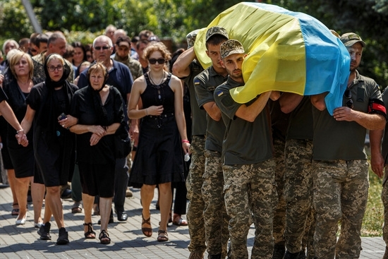 악명 높은 바그너 그룹에 의해 우크라이나 동부 전선이 위협 받고 있다. 사진은 전쟁에서 희생 당한 우크라이나 군인의 장례식. 
