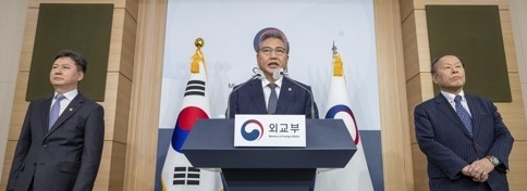 박진 외교부 장관이 6일 서울 종로구 외교부 청사에서 2018년 대법원의 배상 확정판결을 받은 국내 강제징용 피해자들에게 행정안전부 산하 일제강제동원피해자지원재단(이하 재단)이 조성한 재원으로 판결금을 대신 변제하는 방안을 발표하고 있다. 사진=연합뉴스