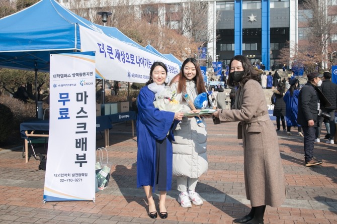 지난 달 24일 열린 숙명여대 학위 수여식에서 ㈜지오영 직원(왼쪽)이 캠퍼스 방역 활동을 펼치고 있다. 사진=㈜지오영