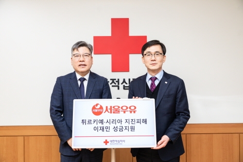 최경천 서울우유협동조합 영업상무(좌)와 이상천 대한적십자사 사무총장(우)이 기념촬영을 하고 있다. 사진=서울우유협동조합.