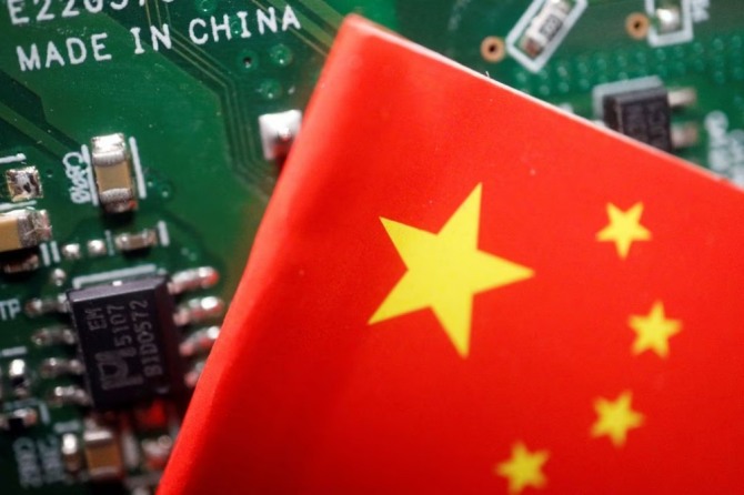중국 오성홍기와 반도체 이미지. 사진=로이터