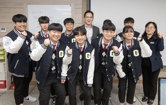 이재용 삼성전자 회장이 7일 경북 구미시에 있는 '구미전자공업고등학교'를 방문해 수업을 참관하고 학생들과 기념사진을 찍고 있다. 사진=삼성전자