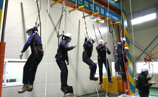 민주노총 전국공공운수서비스노동조합 한국발전기술지부와 한국안전체험교육원의 체험교육-안전벨트 체험