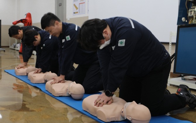 민주노총 전국공공운수서비스노동조합 한국발전기술지부와 한국안전체험교육원의 체험교육-심폐소생술 체험