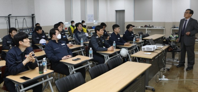 민주노총 전국공공운수서비스노동조합 한국발전기술지부와 한국안전체험교육원의 체험교육-안전벨트 체험-이론교육