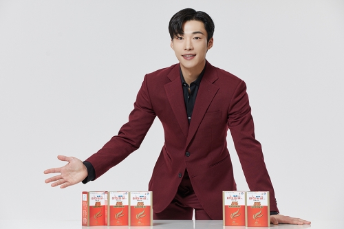 현대약품이 마이녹실 모델로 우도환을 선정했다. 사진은 우도환과 마이녹실 제품 모습. 사진=현대약품