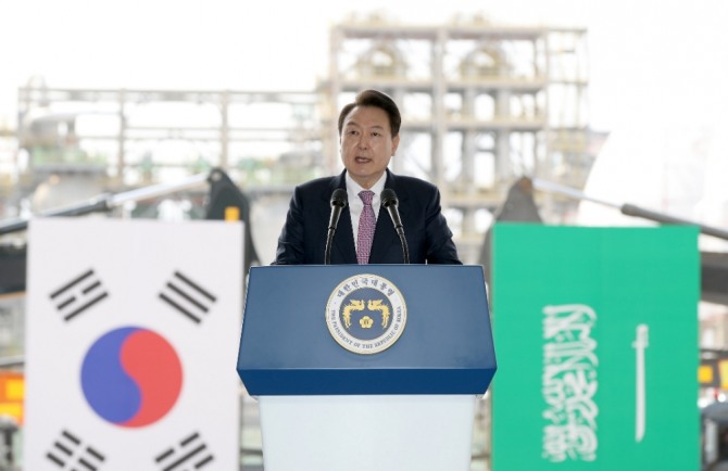 윤석열 대통령이 9일 울산광역시 울주군 온산국가산업단지에서 열린 에쓰오일 샤힌 프로젝트 기공식에서 축사를 하고 있다.사진=연합뉴스