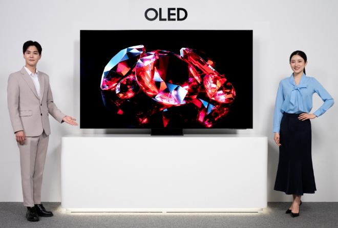 삼성전자 모델이 올해 국내 시장에 첫 선을 보이는 삼성 OLED를 소개하고 있다. 사진=삼성전자