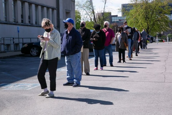 미국의 한 구직 지원 센터 앞에 줄을 서 있는 시민들. 사진=로이터