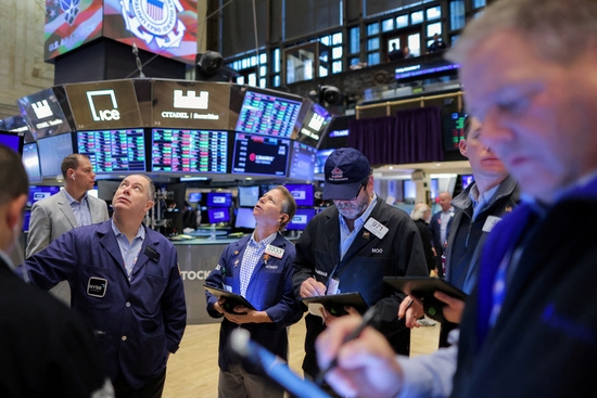 뉴욕증권거래소(NYSE) 트레이더들의 모습. 사진=로이터